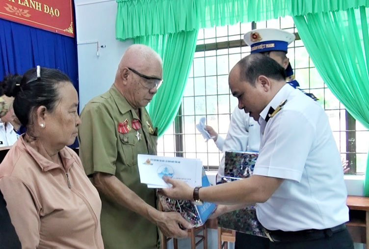 Đại tá Đỗ Văn Yên, Chính ủy Bộ Tư lệnh Vùng 2 Hải quân trao quà cho các gia đình chính sách trên địa bàn xã Long Sơn.