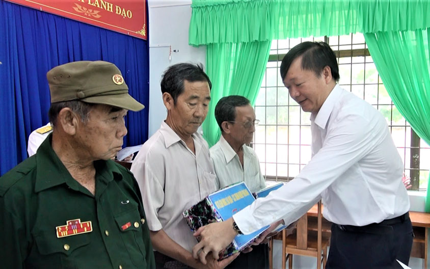 Ông Phan Trọng Hạnh, Bí thư Đảng ủy xã Long Sơn (TP.Vũng tàu) trao quà cho các gia đình chính sách trên địa bàn xã Long Sơn.