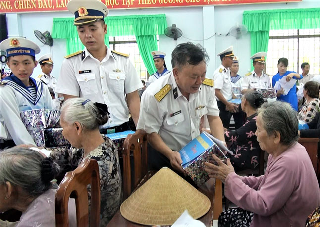 Thương binh, bệnh binh và các gia đình chính sách trên địa bàn xã Long Sơn được nhận quà nhân kỷ niệm ngày TBLS.