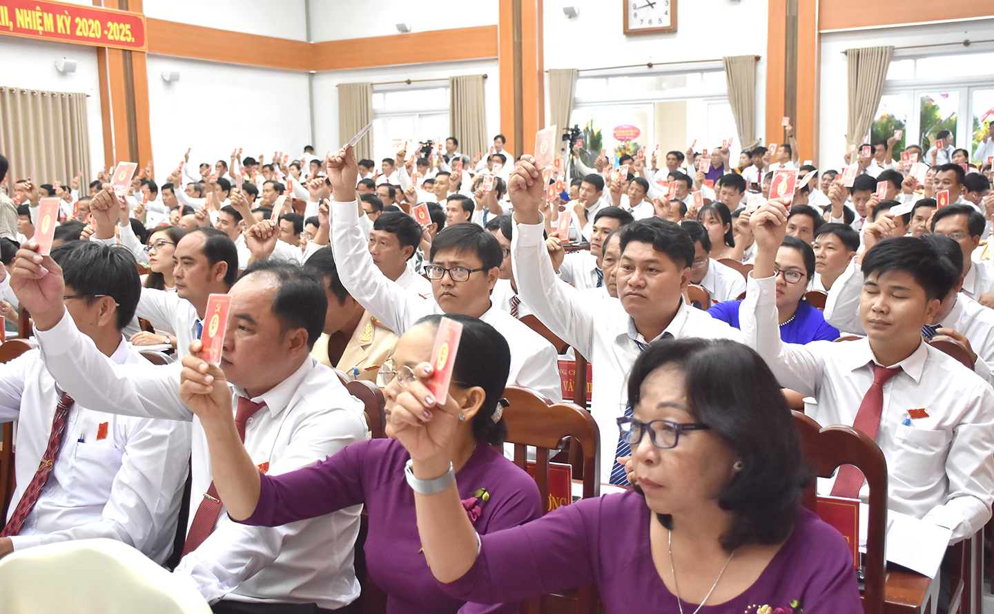 Các đại biểu biểu quyết bầu BCH Đảng bộ huyện Xuyên Mộc nhiệm kỳ 2020-2025 với 35 đồng chí.