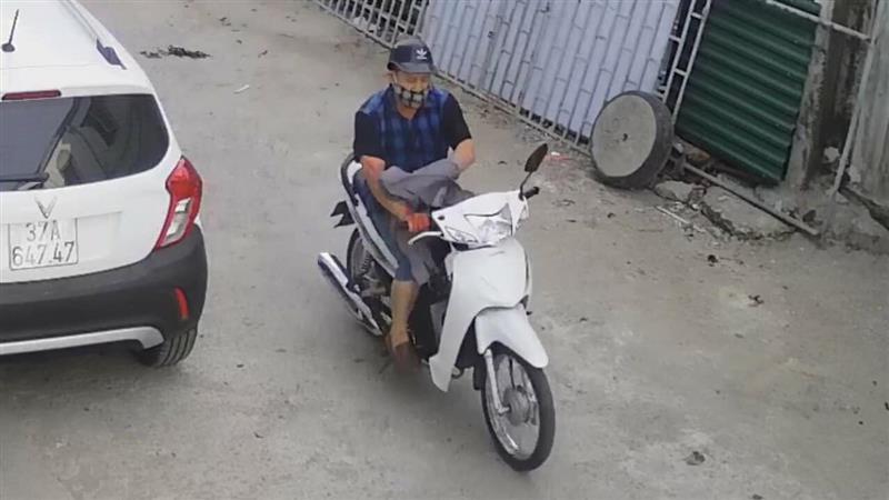 Hình ảnh đối tượng Cương rời khỏi hiện trường sau khi gây án
