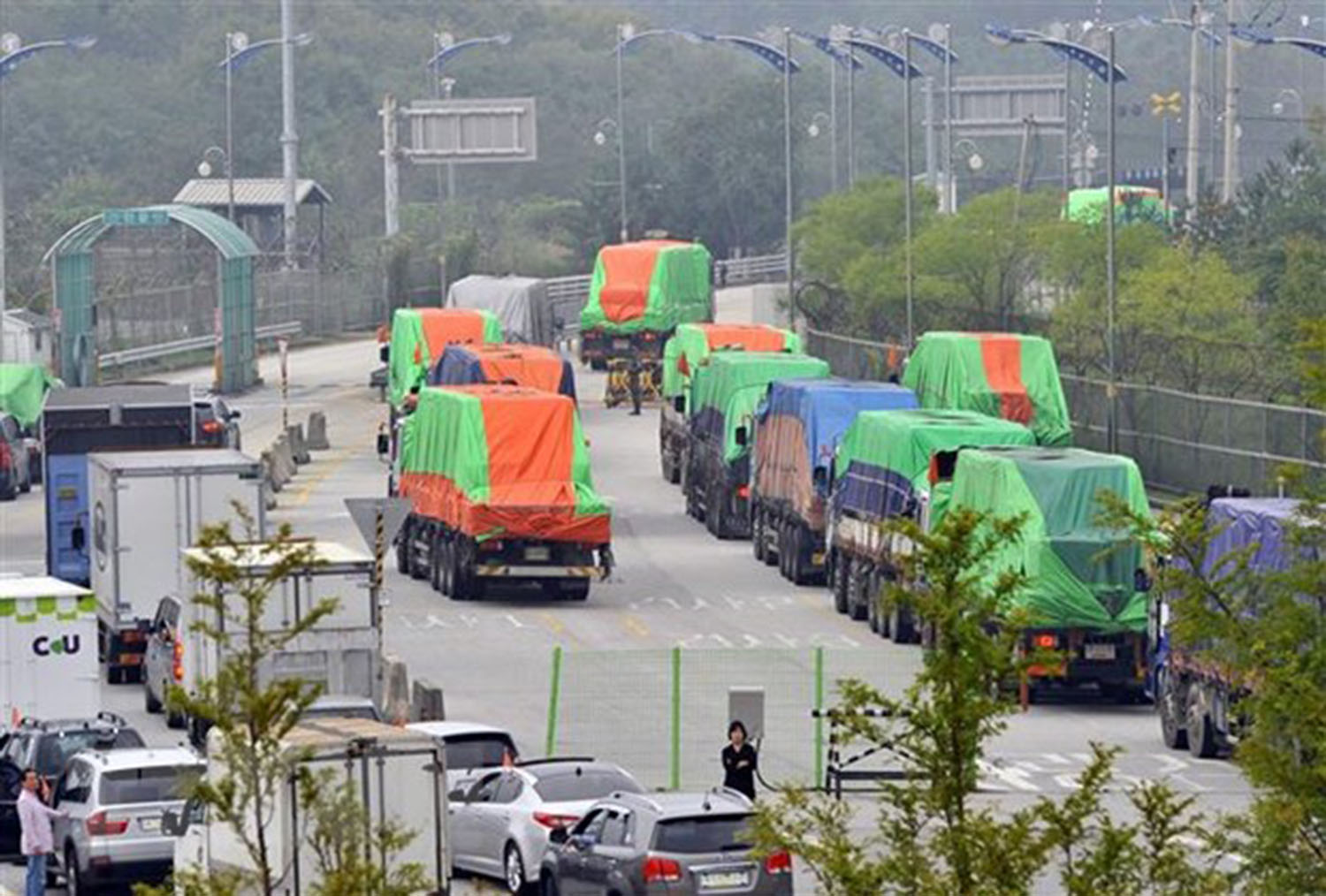 Xe tải chở hàng cứu trợ dành cho Triều Tiên đi qua cửa khẩu ở Paju, Hàn Quốc hồi năm 2012. 