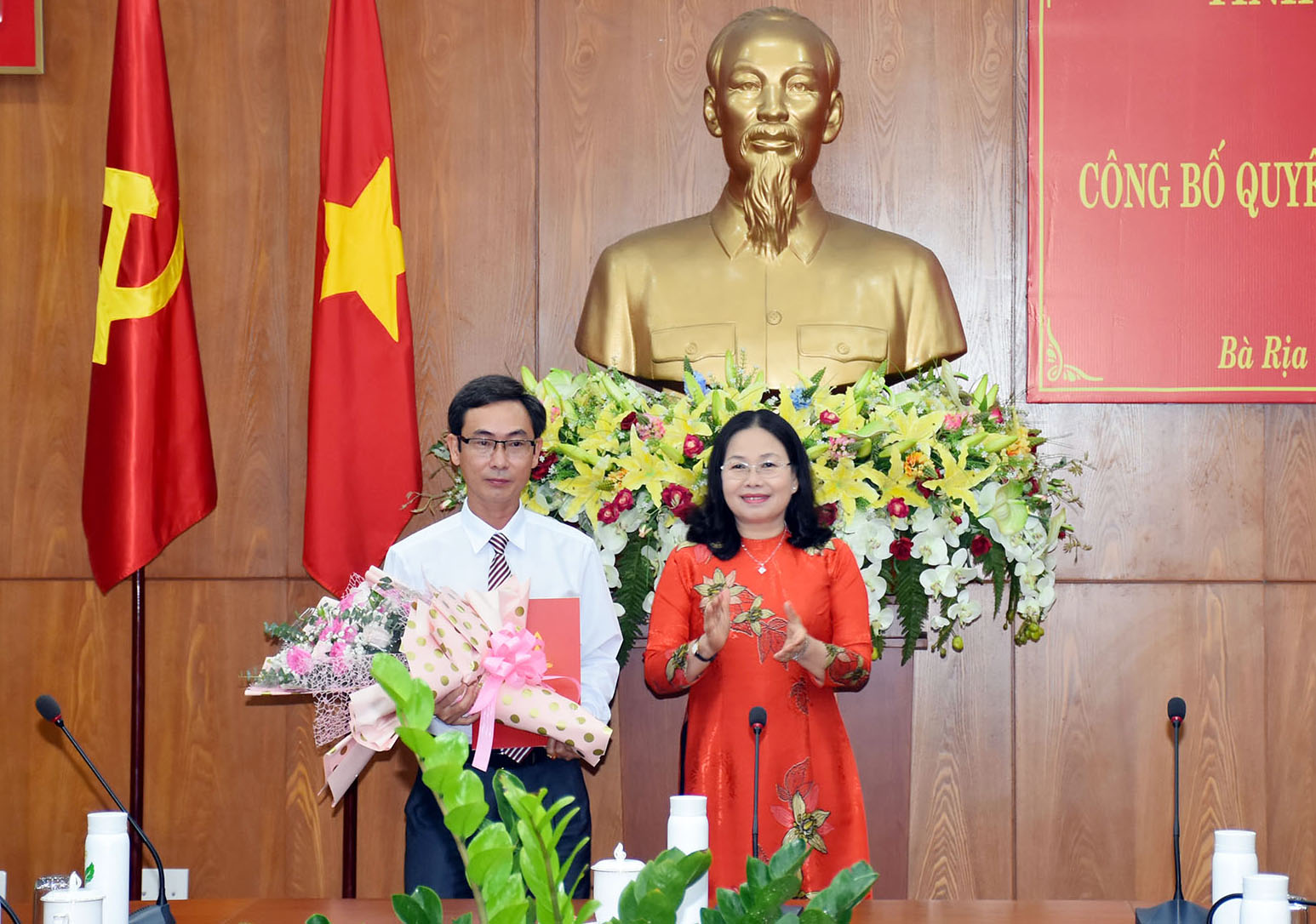 Bà Nguyễn Thị Yến, Phó Bí thư Thường trực Tỉnh ủy, Trưởng Đoàn ĐBQH tỉnh trao Quyết định cho ông Nguyễn Đoàn Tiết Phương.   