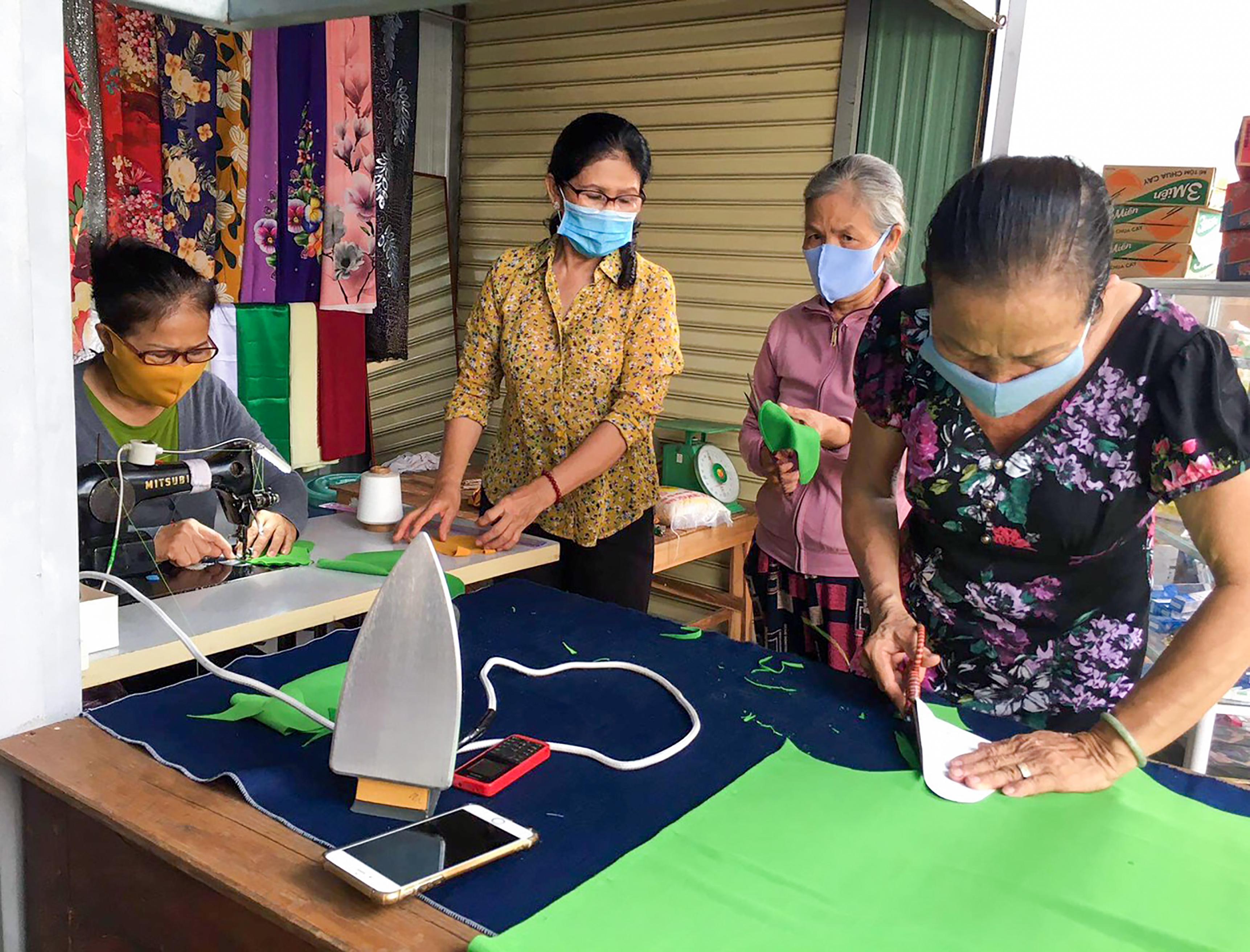 Cán bộ, hội viên Hội LHPN xã Long Sơn, Tp. Vũng Tàu may khẩu trang vải để tặng miễn phí cho người dân.
