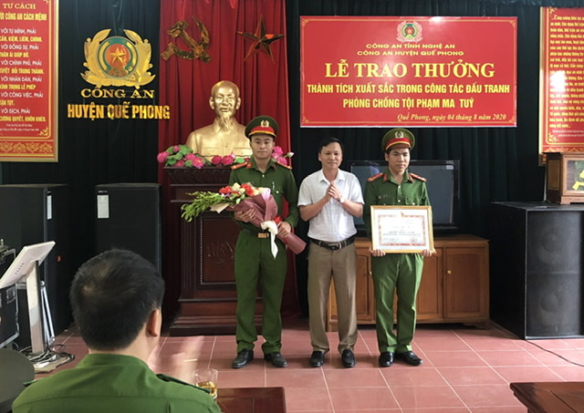 Trao tặng Giấy khen cho tập thể Ban Công an xã Châu Kim vì đã có thành tích xuất sắc trong đấu tranh, phòng chống tội phạm.