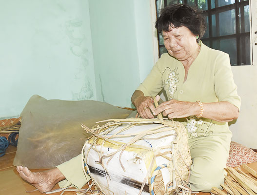 Khi kinh tế ổn định, bà Võ Thị Huyền Trang (ở số 51A Ô11, KP.Thanh Long, TT.Đất Đỏ)  đã viết đơn xin thoát nghèo. Trong ảnh: Nhờ nguồn vốn vay từ Ngân hàng CSXH bà Trang đã đầu tư vào nghề đan giỏ lục bình.