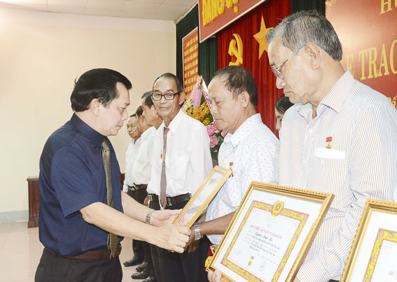 Đồng chí Hồ Văn Lợi, Bí thư Huyện ủy trao Huy hiệu Đảng cho các đảng viên từ 30 năm tuổi Đảng trở lên dịp Quốc khánh 2/9/2019.