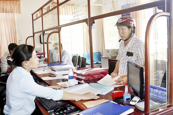 Người dân đến làm thủ tục tại Bộ phận tiếp nhận và trả kết quả tại UBND xã Long Tân, huyện Đất Đỏ.