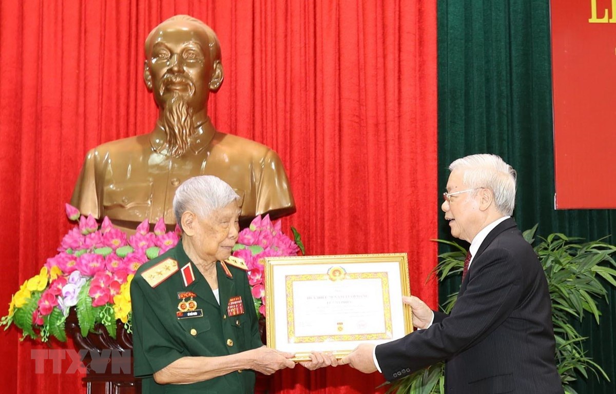 Tổng Bí thư, Chủ tịch nước Nguyễn Phú Trọng, Bí thư Quân ủy Trung ương trao Huy hiệu 70 năm tuổi Đảng cho đồng chí Lê Khả Phiêu. Ảnh: Trí Dũng