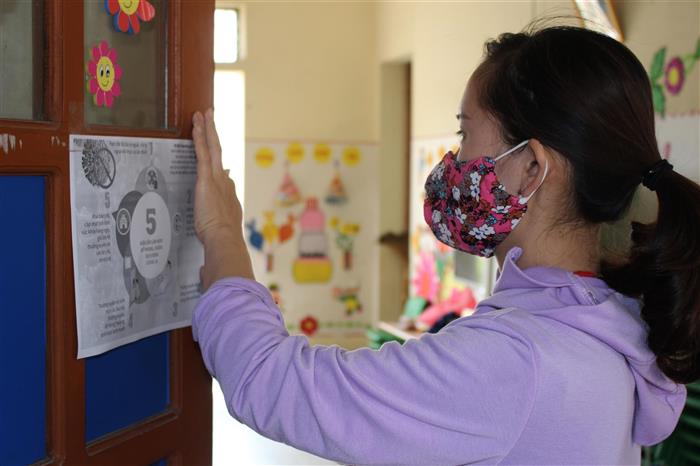 Giáo viên trường mần non tham gia vệ sinh để phòng chống dịch Covid -19