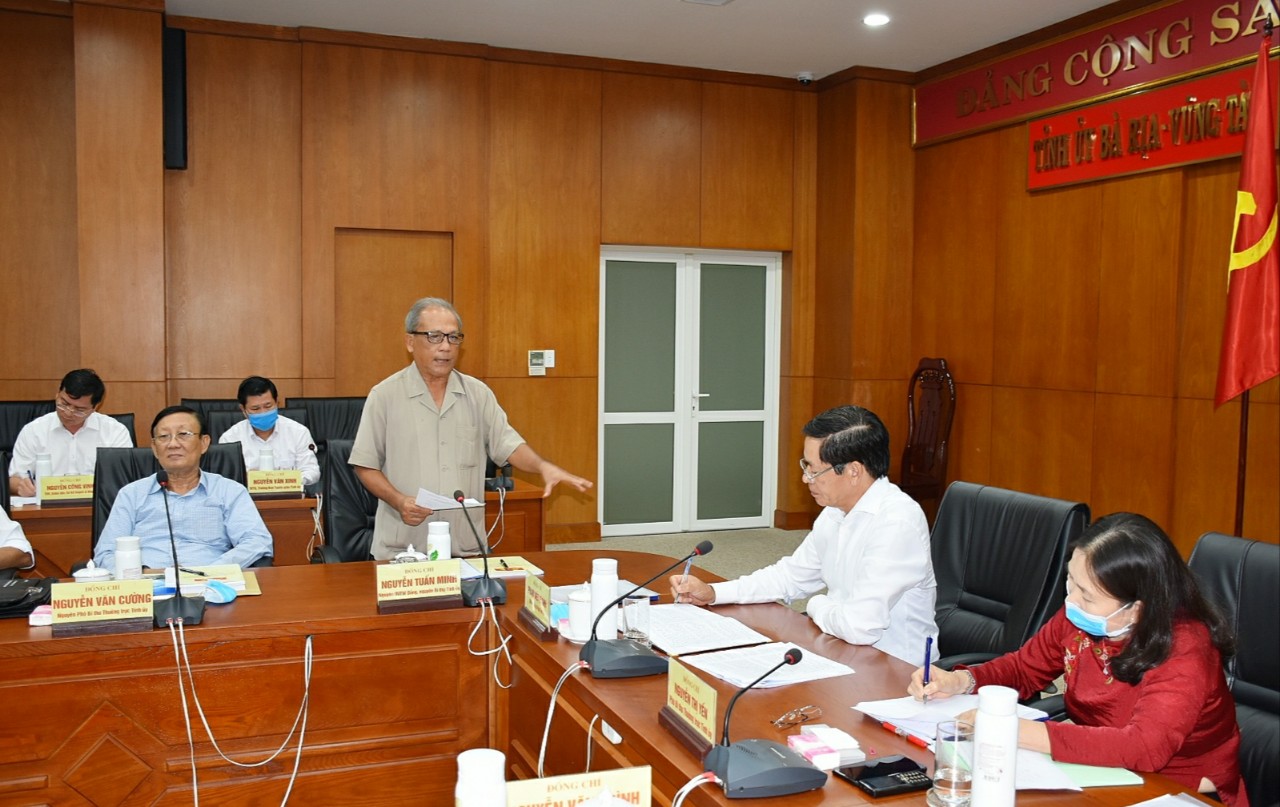 Ông Nguyễn Tuấn Minh, nguyên Bí thư Tỉnh ủy đóng góp ý kiến tại hội nghị.