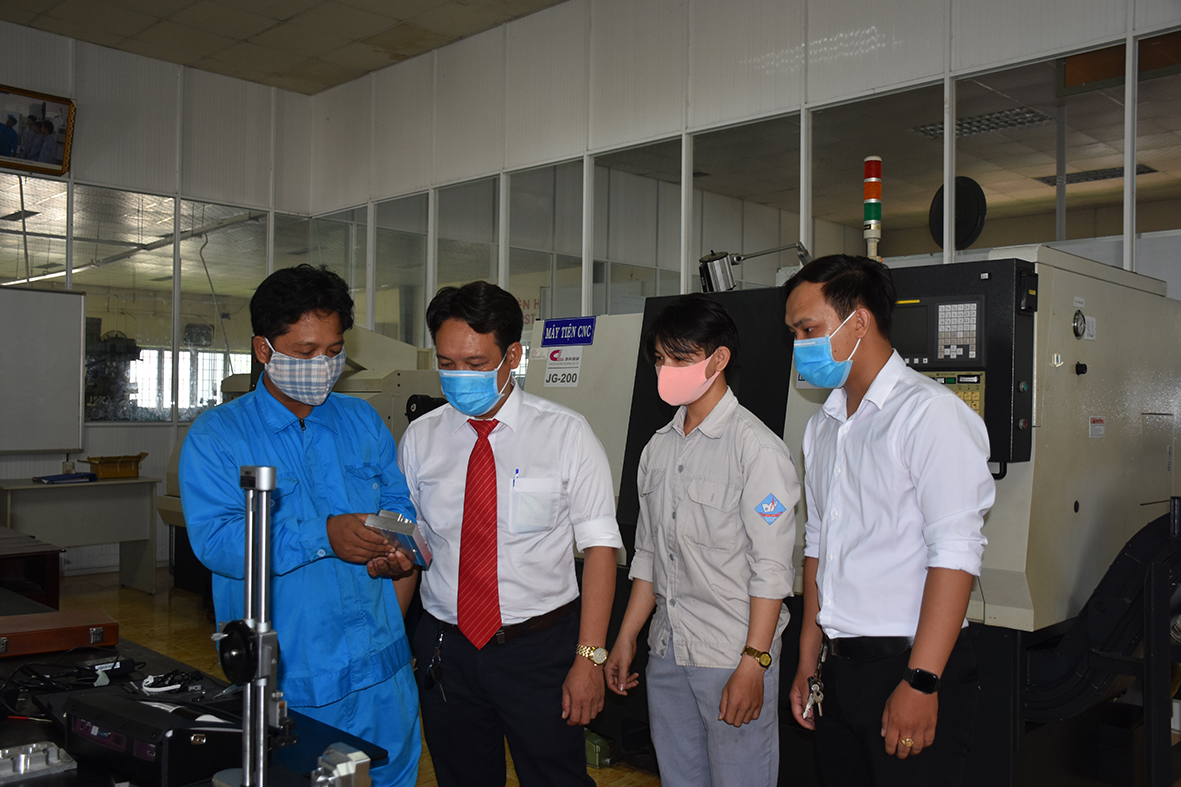 SV Trần Thiện Tân và Nguyễn Ngọc Hoàng (dự thi nghề Điện lạnh) trao đổi kiến thức, kỹ năng với các giảng viên hướng dẫn.
