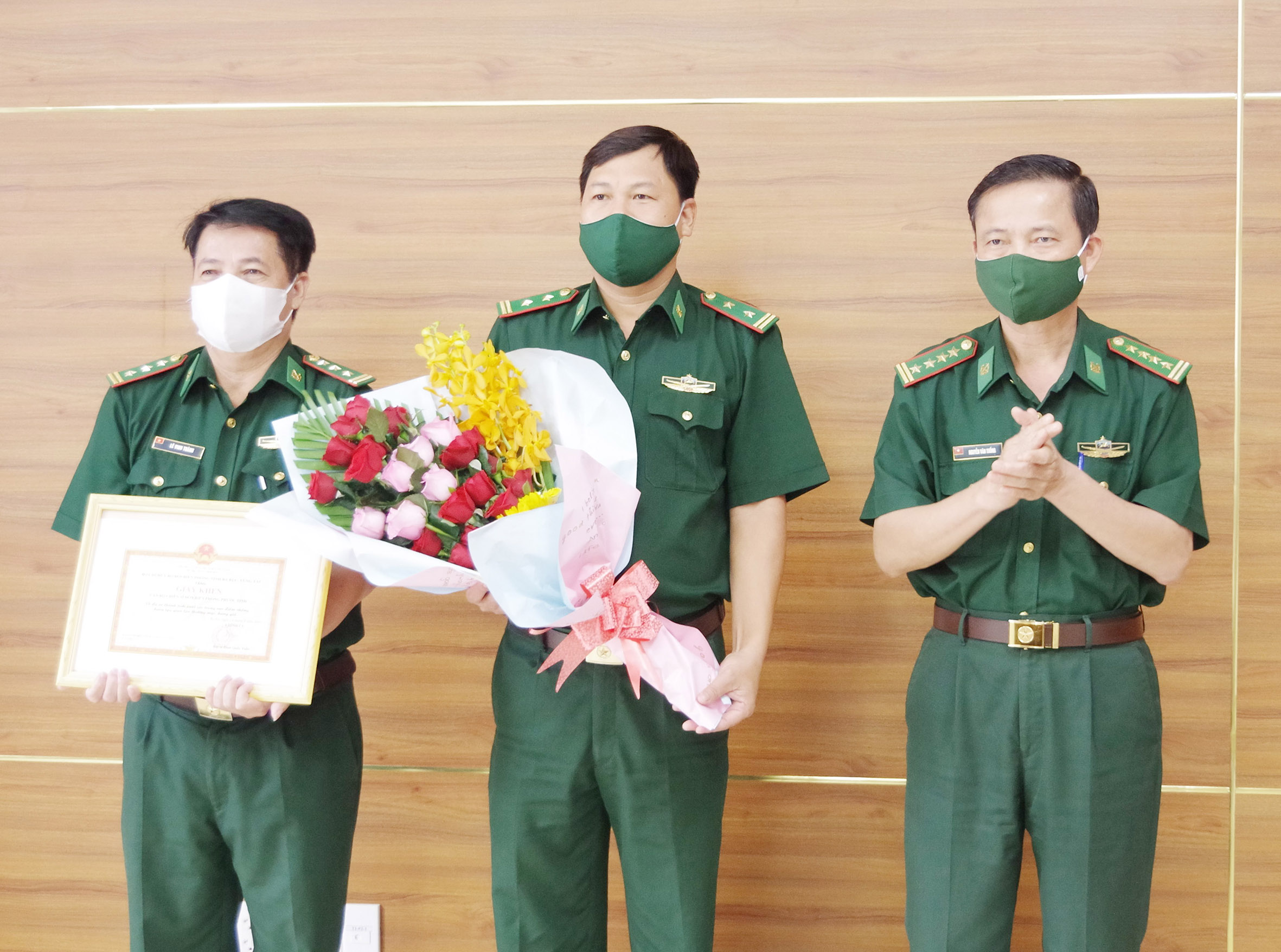 Đại tá Nguyễn Văn Thống (bên phải), Phó Chính ủy Bộ Chỉ huy BĐBP tỉnh trao Giấy khen cho Đồn Biên phòng Phước Tỉnh.