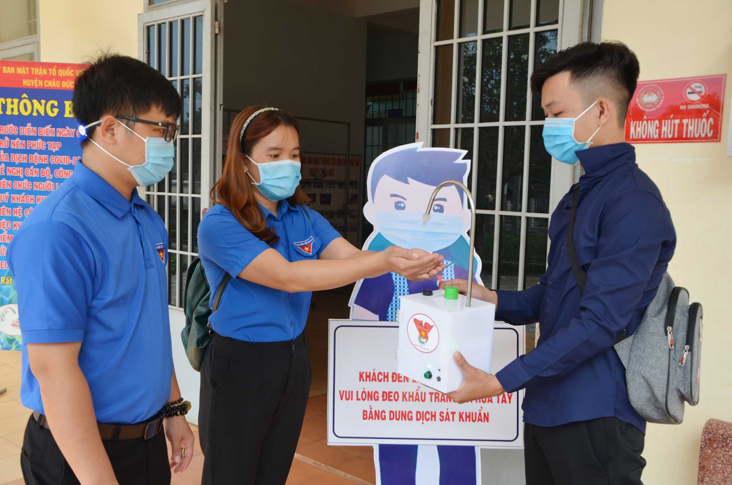 Anh Nguyễn Văn Lâm giới thiệu về chiếc máy rửa tay sát khuẩn tự động với các ĐVTN huyện Châu Đức.