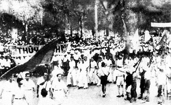 Nhân dân Sài Gòn biểu tình giành chính quyền ngày 25/8/1945. Ảnh: Tư liệu