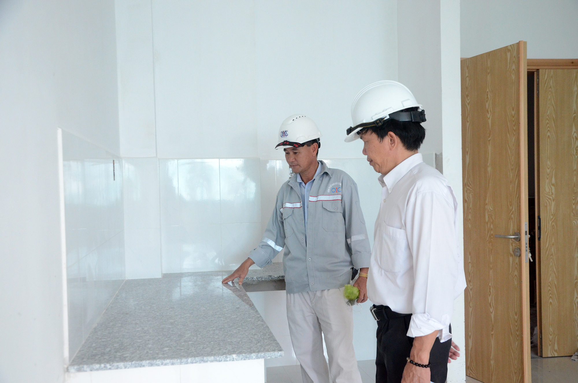 Cán bộ kỹ thuật kiểm tra tại  Dự án Công trình Chung cư tái định cư phường Thắng Tam, TP. Vũng Tàu. Ảnh: VÂN ANH