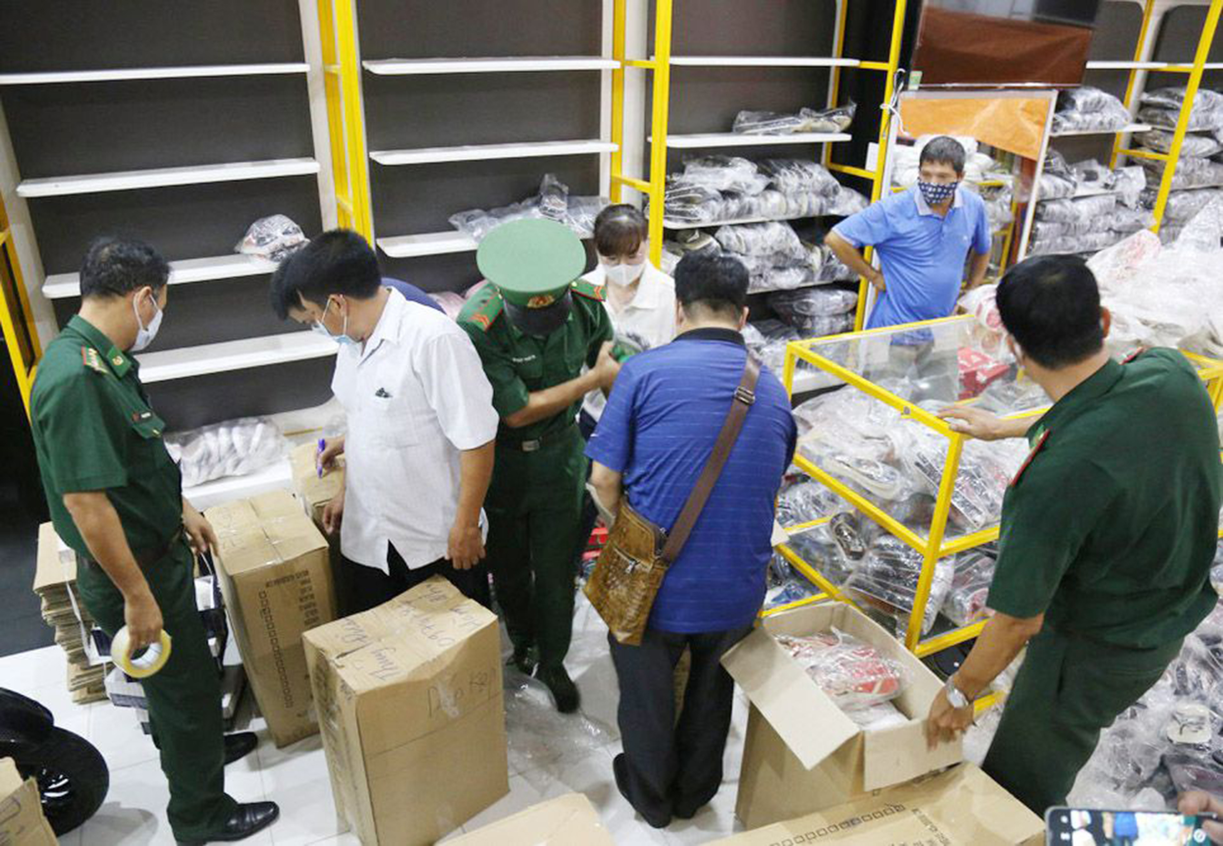 Lực lượng chức năng làm việc với đại diện cửa hàng Nguyễn (KP.Hải Bình, TT. Long Hải, huyện Long Điền) về hành vi kinh doanh hàng hóa không rõ nguồn gốc xuất xứ.