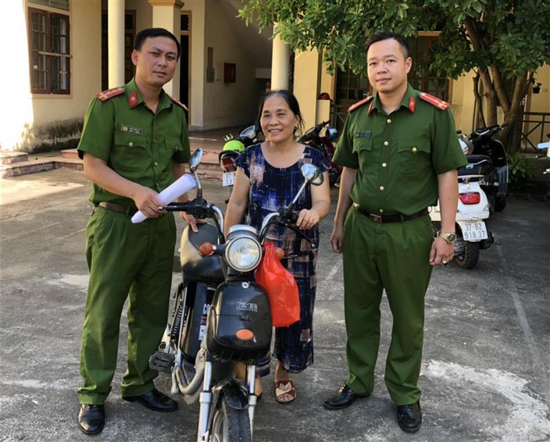Công an phường Trường Thi trả lại tài sản bị mất trộm cho người dân
