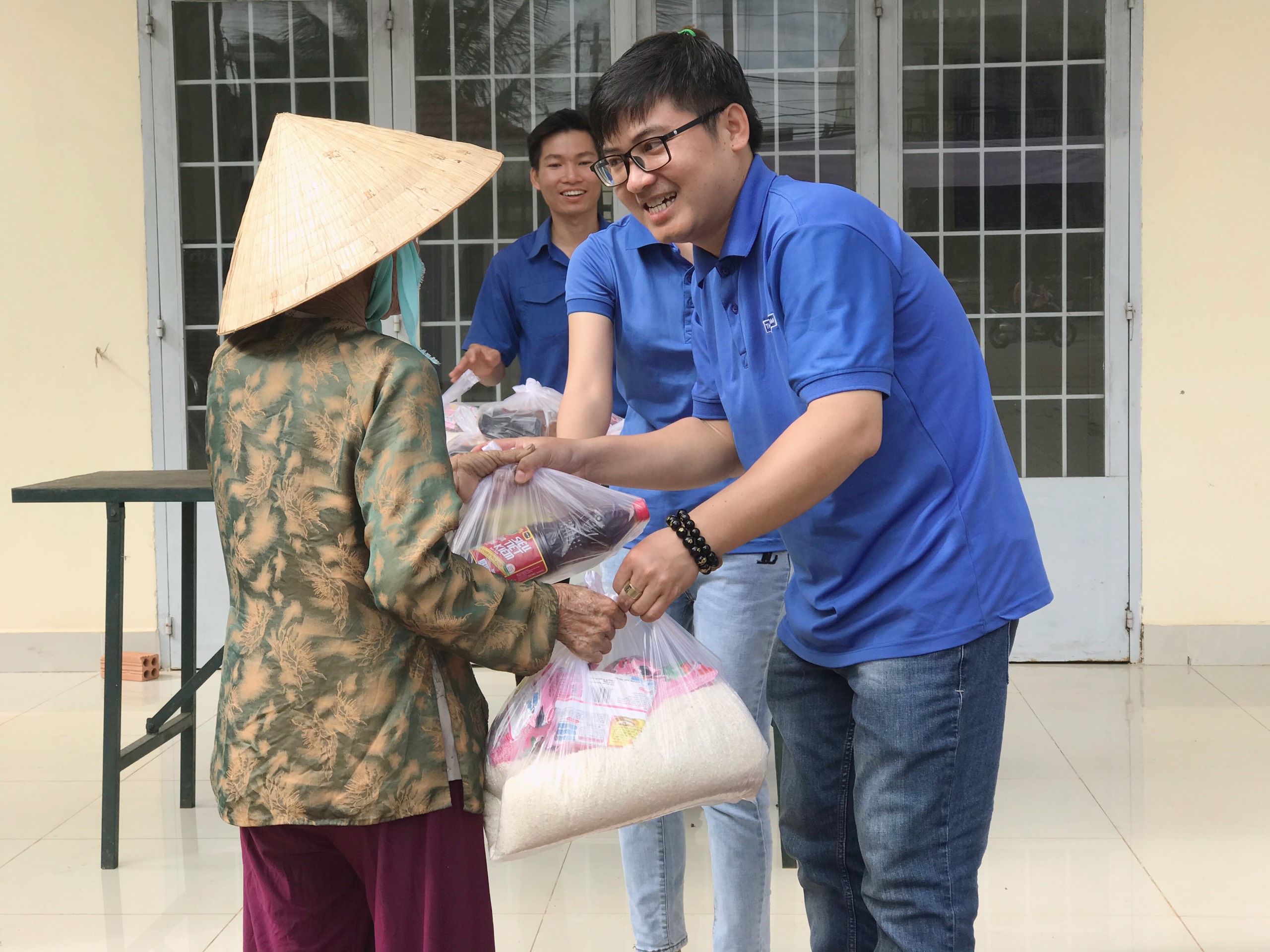 Các phần quà được chuẩn bị để “Chuyến xe yêu thương” phát tặng cho người nghèo tại xã Cù Bị, huyện Châu Đức.