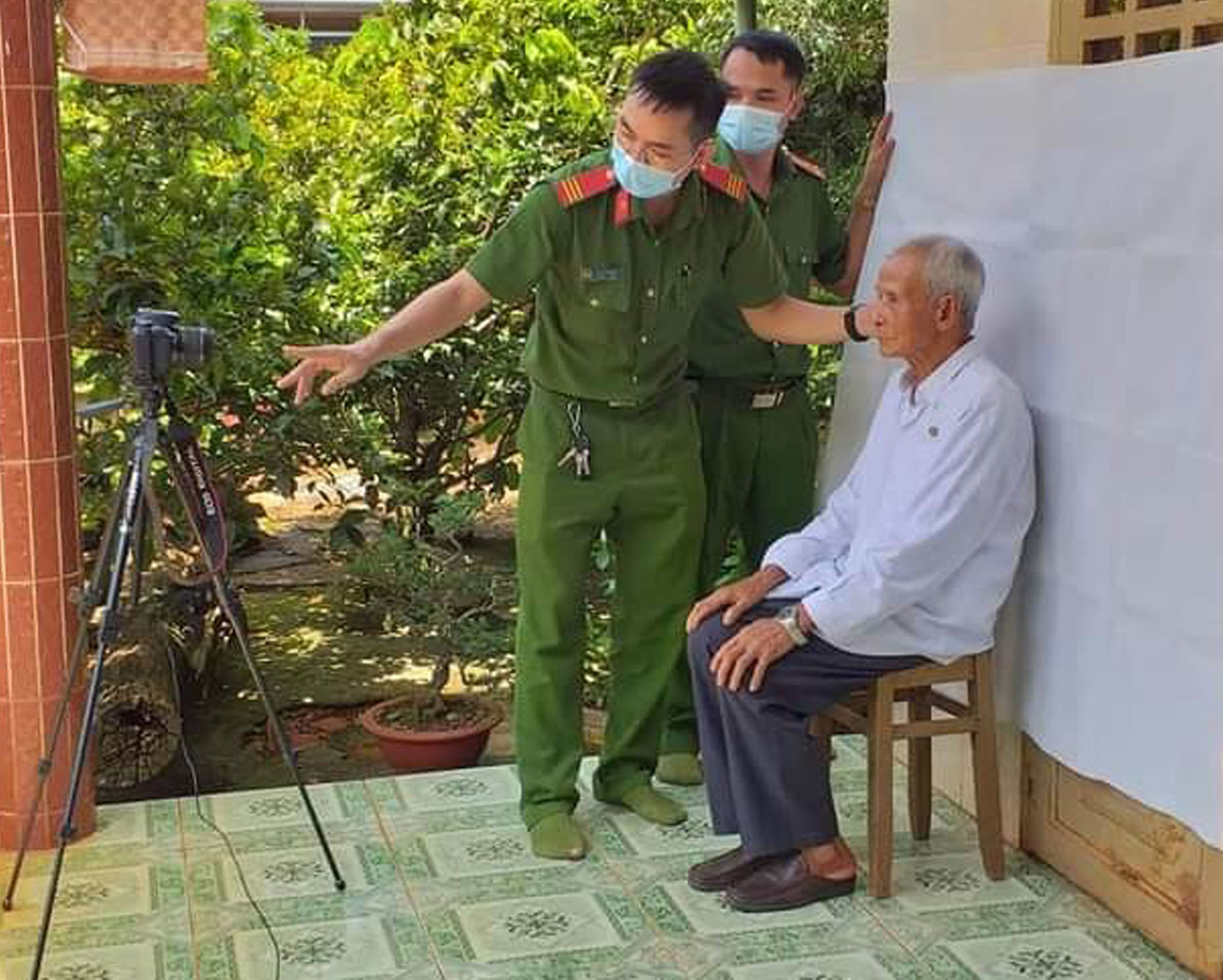 Cán bộ, chiến sĩ Công an huyện Xuyên Mộc chụp ảnh làm CCCD cho ông Nguyễn Duy Chúc, ấp Phú Lộc, xã Hòa Hiệp.