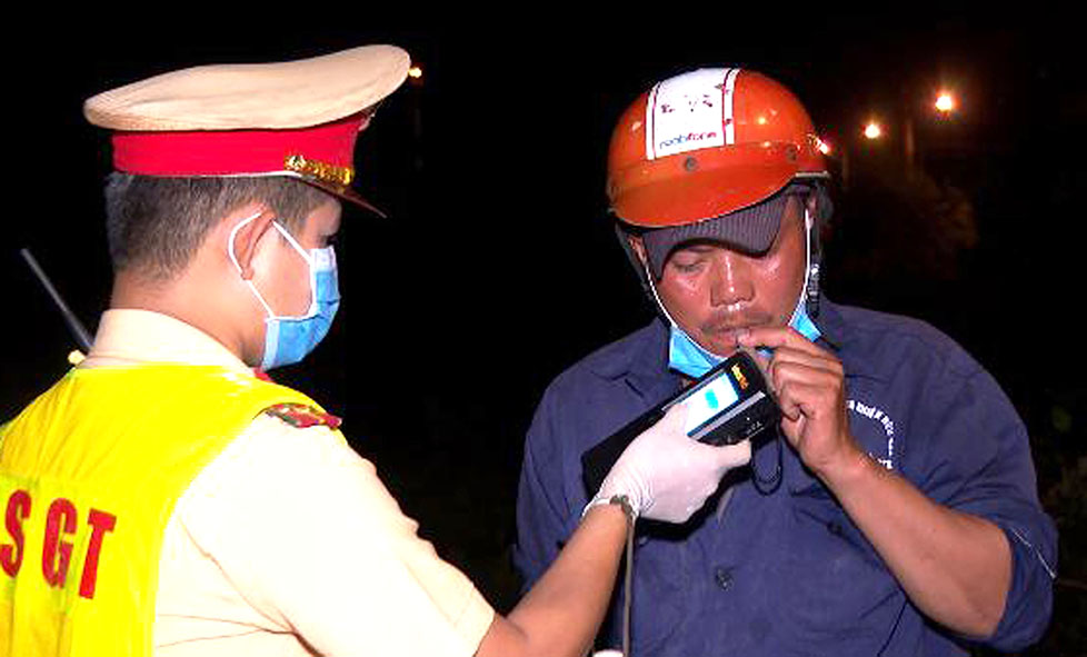 Lực lượng CSGT Công an huyện Long Điền kiểm tra nồng độ cồn người điều khiển phương tiện  trên Tỉnh lộ 44A. 