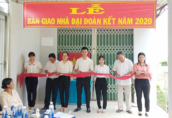 Đại diện Ban Quản lý dự án đầu tư xây dựng 2  TP.Bà Rịa và UBND xã Long Phước cắt băng khánh thành nhà “Đại đoàn kết” . 
