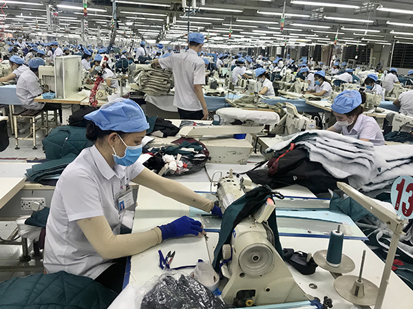 Sản xuất quần áo xuất khẩu tại Công ty Quốc tế Việt An, CCN Hắc Dịch, TX.Phú Mỹ.