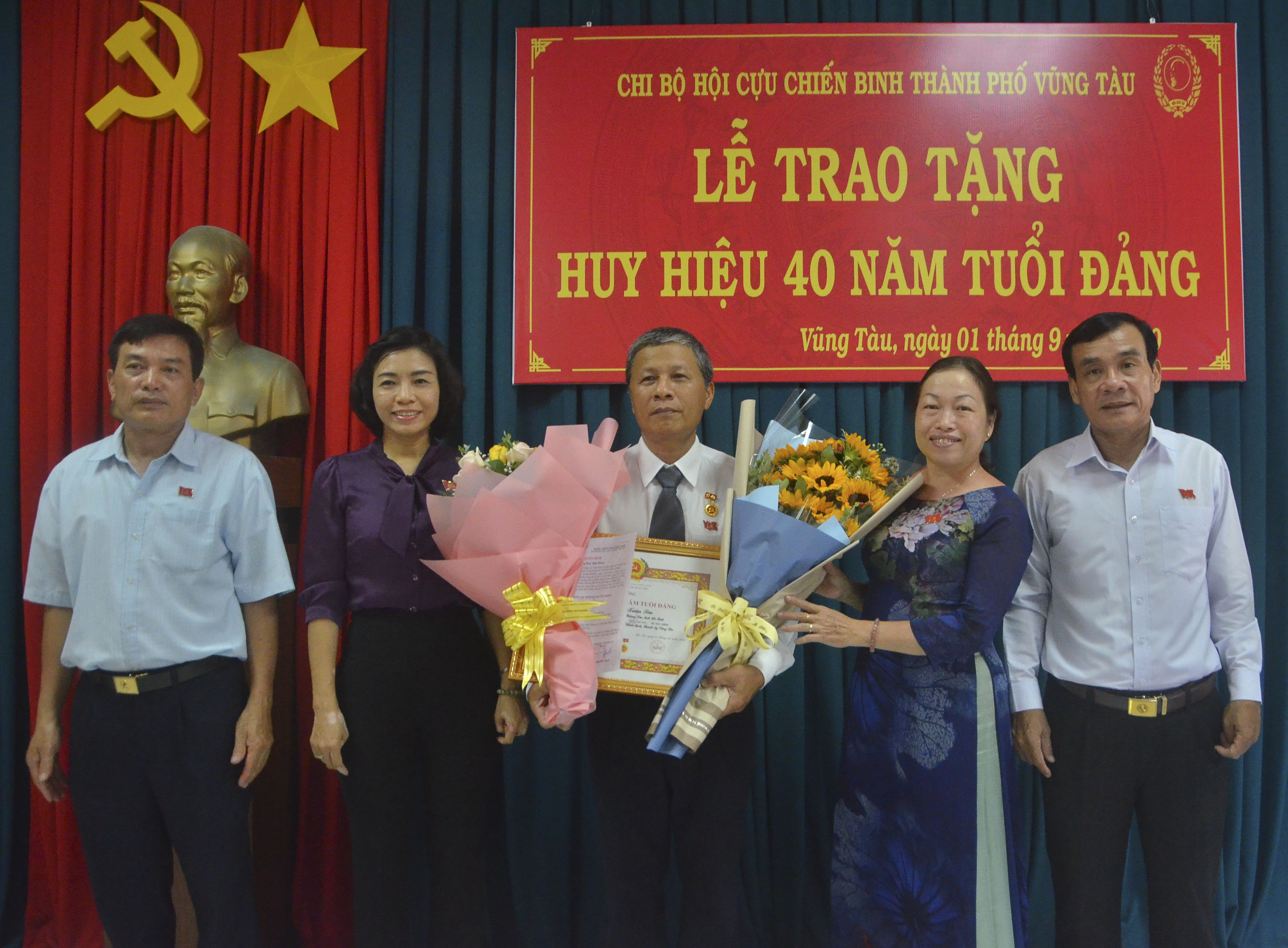 Bà Lê Thị Thanh Bình (thứ hai, bên trái), Phó Bí thư Thường trực Thành ủy Vũng Tàu trao Huy hiệu 40 năm tuổi Đảng cho đảng viên Nguyễn Xuân Sơn. 