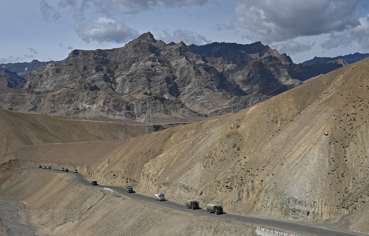 Đoàn xe quân sự của Ấn Độ di chuyển dọc cao tốc Srinagar-Leh, biên giới giữa Ấn Độ và Trung Quốc ngày 29/6/2020.
