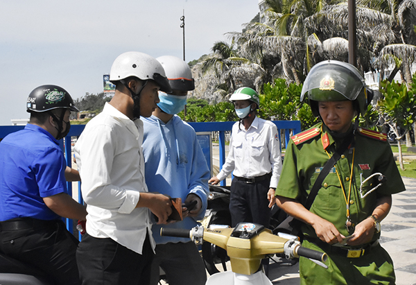 Lực lượng chức năng thành phố Vũng Tàu tuần tra bảo đảm an toàn cho người dân, du khách khu vực công viên đường Thuỳ Vân. 