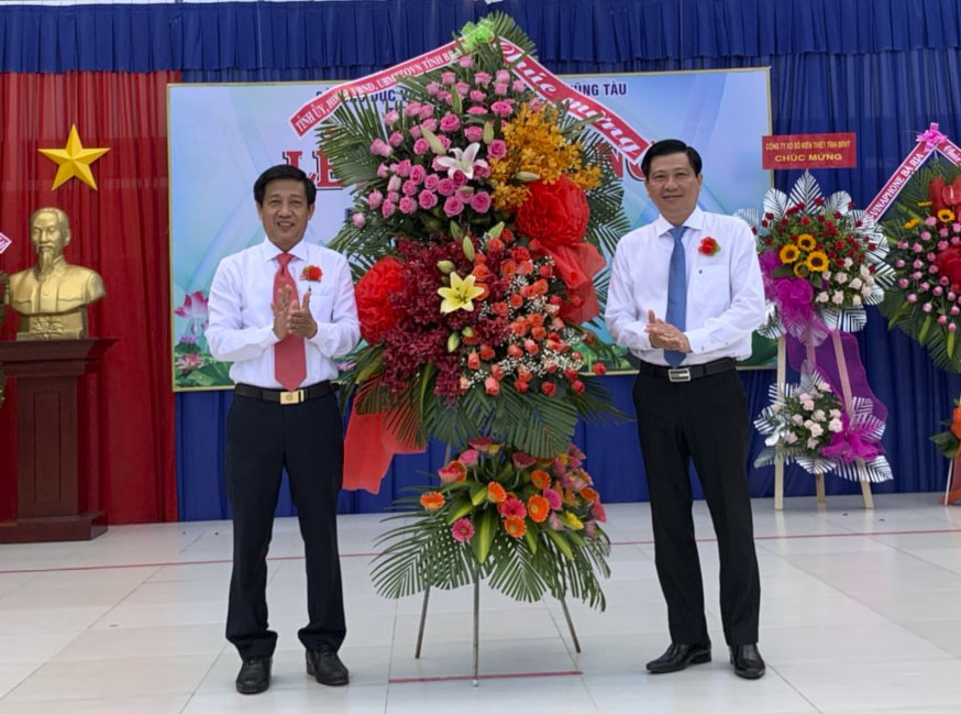 Ông Trần Văn Tuấn, Phó Chủ tịch tỉnh tặng hoa chúc mừng thầy và trò Trường THPT Châu Thành (TP. Bà Rịa). Ảnh: HUYỀN TRANG