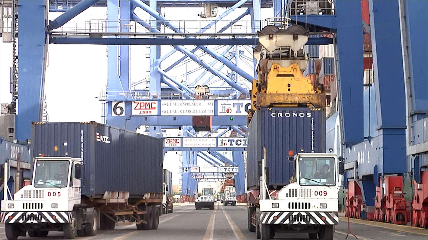 Dự án đường cao tốc Biên Hòa - Vũng Tàu sẽ có tác động đến việc hàng hóa lưu thông nhanh, cảng biển hoạt động hết công suất. Trong ảnh: Xếp dỡ hàng xuất nhập khẩu tại cảng TCIT.