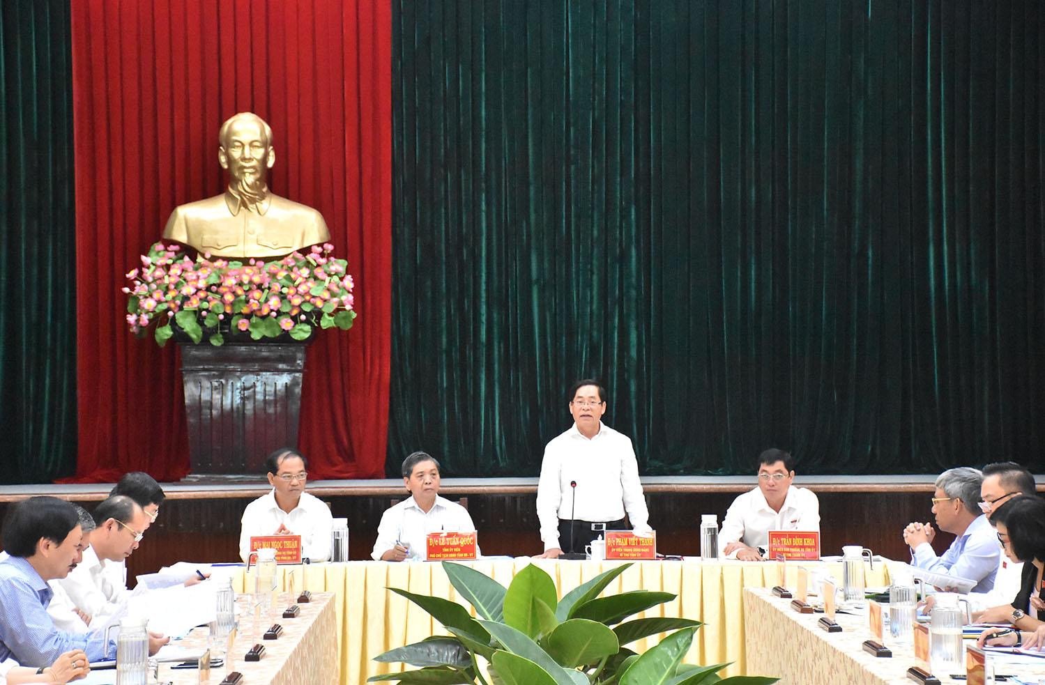 Ông Phạm Viết Thanh, Ủy viên Trung ương Đảng, Bí thư Tỉnh ủy, phát biểu chỉ đạo tại buổi làm việc với Ban Thường vụ Thành ủy Vũng Tàu mở rộng.