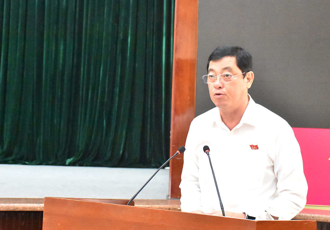Ông Trần Đình Khoa, Ủy viên Ban Thường vụ Tỉnh ủy, Bí thư Thành ủy Vũng Tàu báo cáo kết quả thực hiện nhiệm vụ kinh tế - xã hội 8 tháng đầu năm.