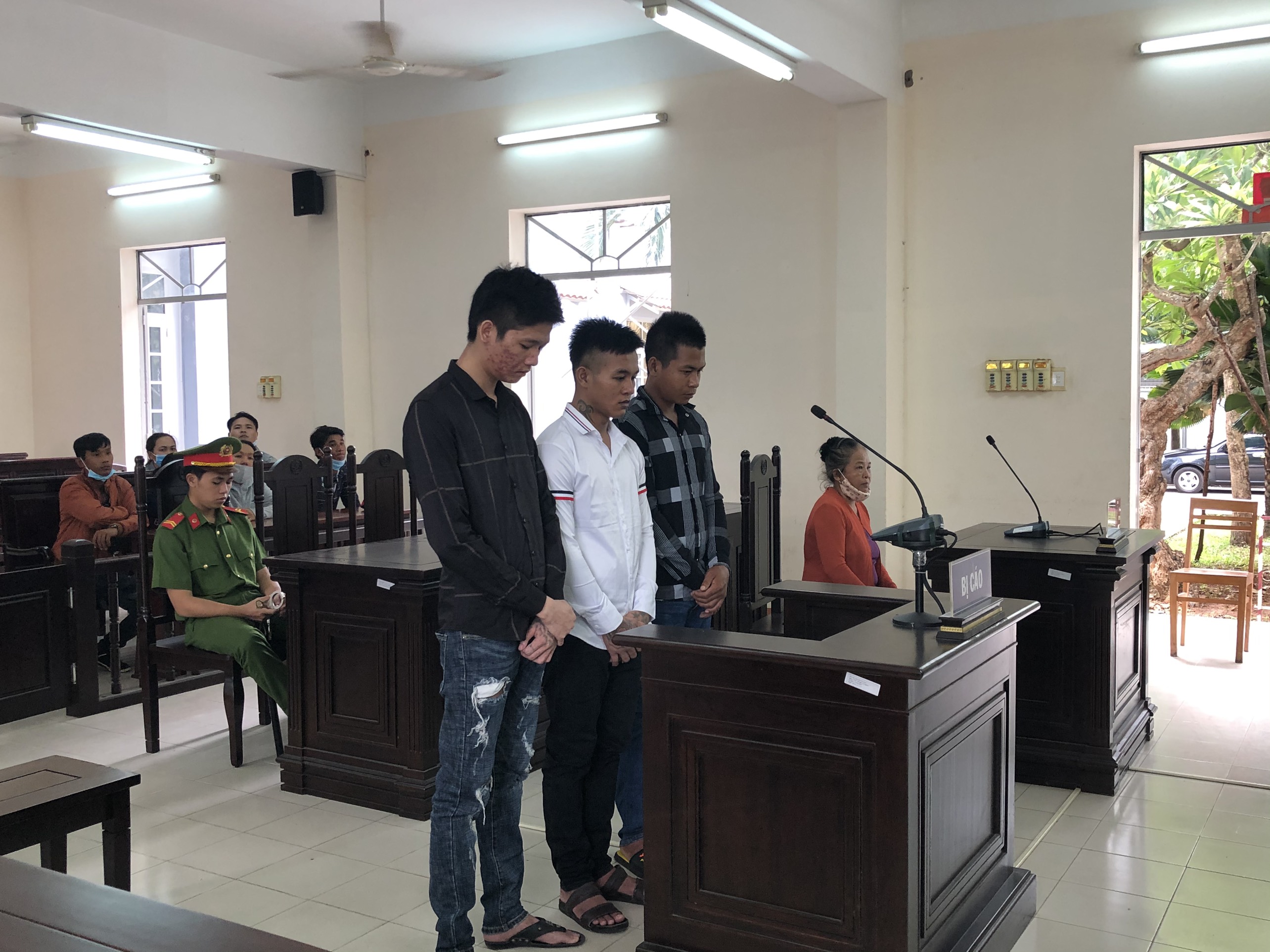 Các bị cáo Dương Văn Sang, Lê Văn Chung, Danh Chành Tha tại phiên tòa sơ thẩm hình sự.