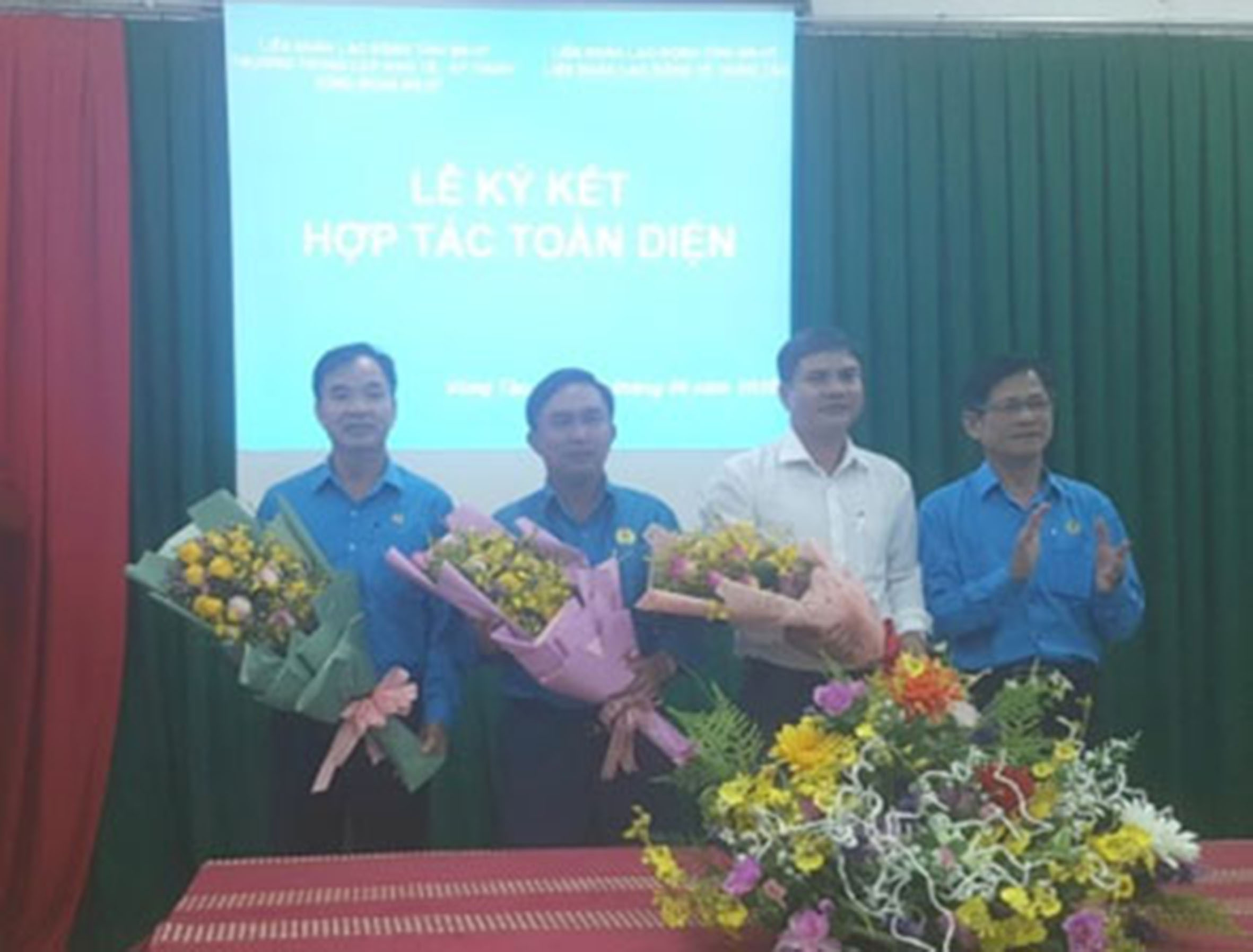 Ông Châu Văn Thắng, Chủ tịch LĐLĐ tỉnh tặng hoa chúc mừng các đơn vị.