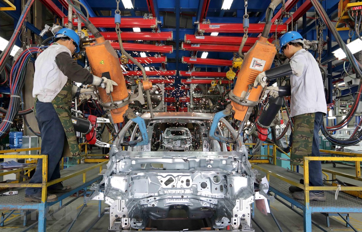Sản xuất ôtô tại nhà máy của Công ty Ford Việt Nam (liên doanh giữa Tập đoàn ôtô Ford của Hoa Kỳ và Công ty Diesel Sông Công).