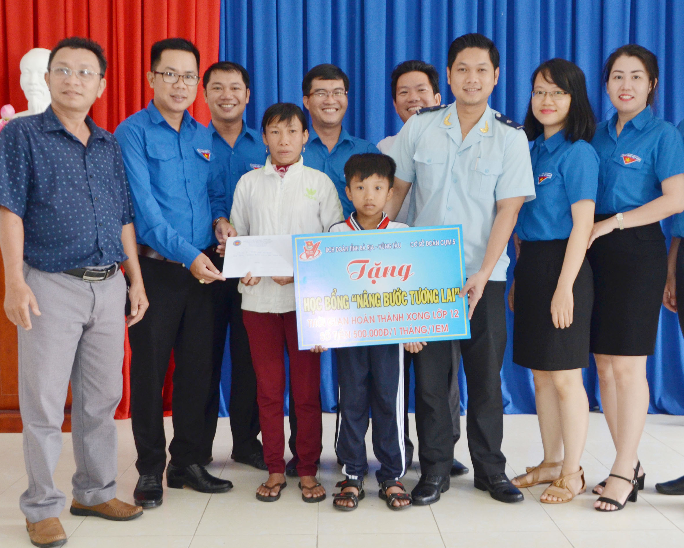 Huyện Đoàn Xuyên Mộc và các cơ sở Đoàn nhận đỡ đầu em Trần Huy Hoàng (lớp 6B, Trường THCS Phước Thuận) với số tiền 500 ngàn đồng/tháng. 