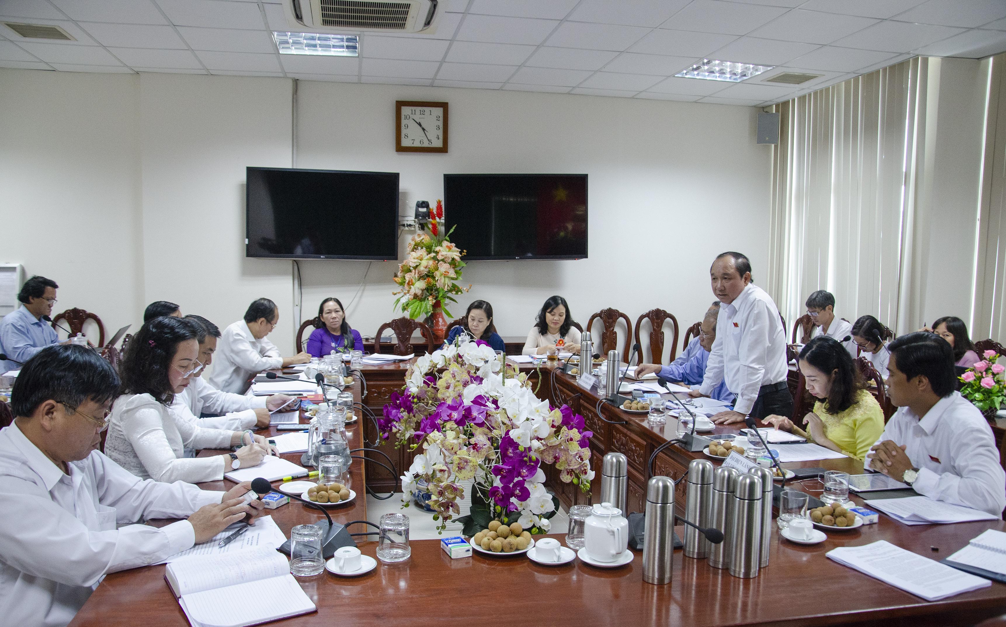 Đoàn khảo sát của HĐND tỉnh do ông Huỳnh Văn Hồng, Phó Trưởng Ban Văn hóa-Xã hội HĐND tỉnh làm Trưởng đoàn đã có buổi làm việc với Sở GD-ĐT và các sở ngành có liên quan.