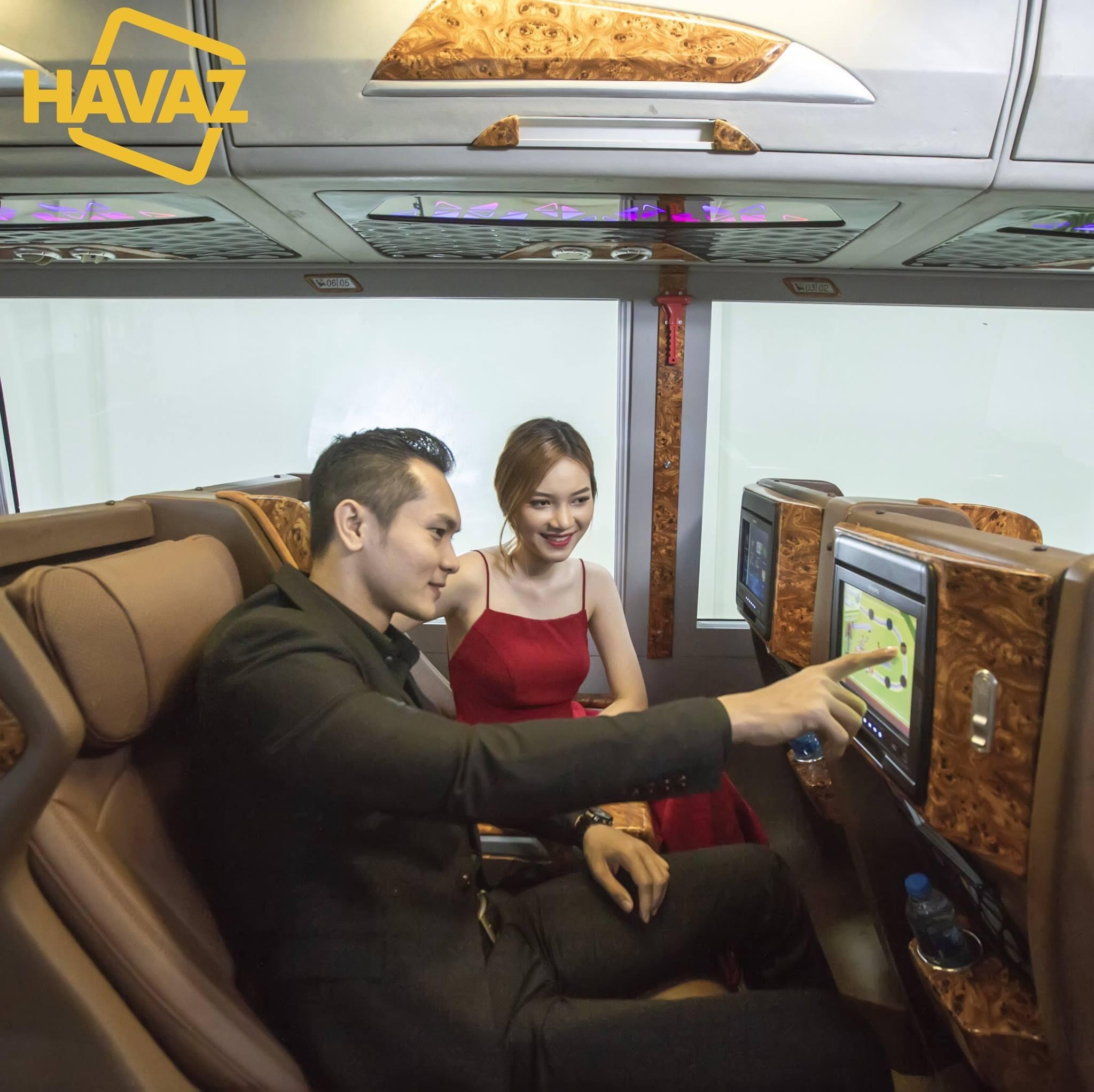 Hành khách có nhu cầu có thể xem các chương trình giải trí từ thiết bị cảm ứng gắn ngay trước ghế ngồi trên xe. Trong ảnh: Hành khách trải nghiệm các tiện ích trên xe của hãng xe Hải Vân.