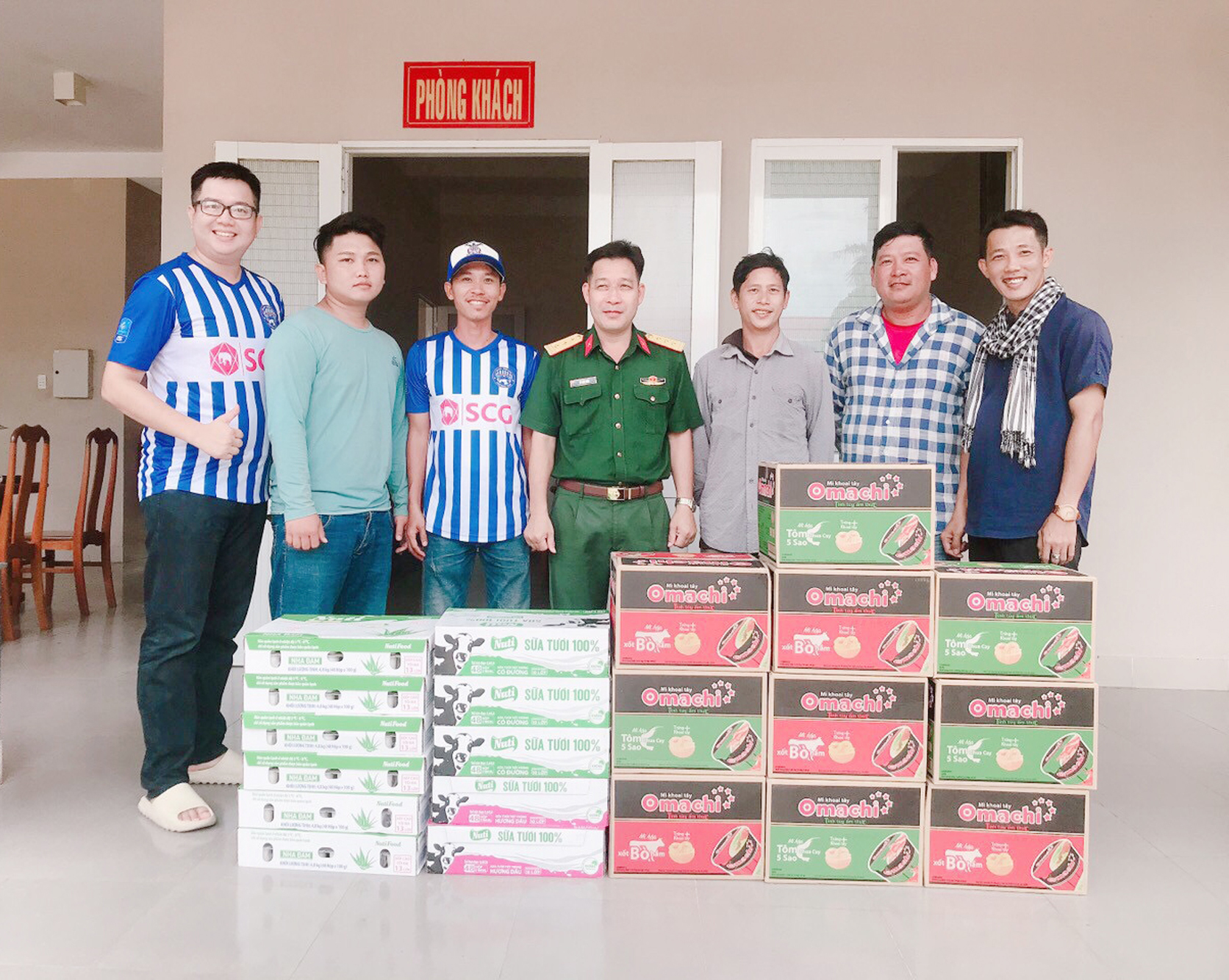 Hội cổ động viên CLB bóng đá  Bà Rịa - Vũng Tàu trao quà cho Ban CHQS huyện Long Điền.