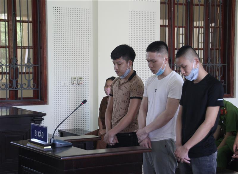 Ba bị cáo tại tòa