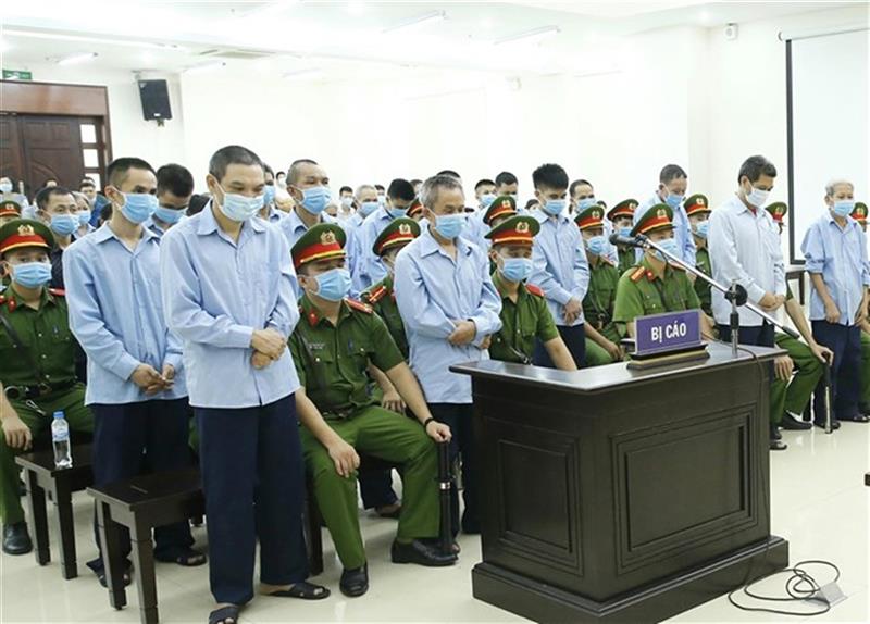 Các bị cáo nghe toà tuyên án (Ảnh TTXVN)