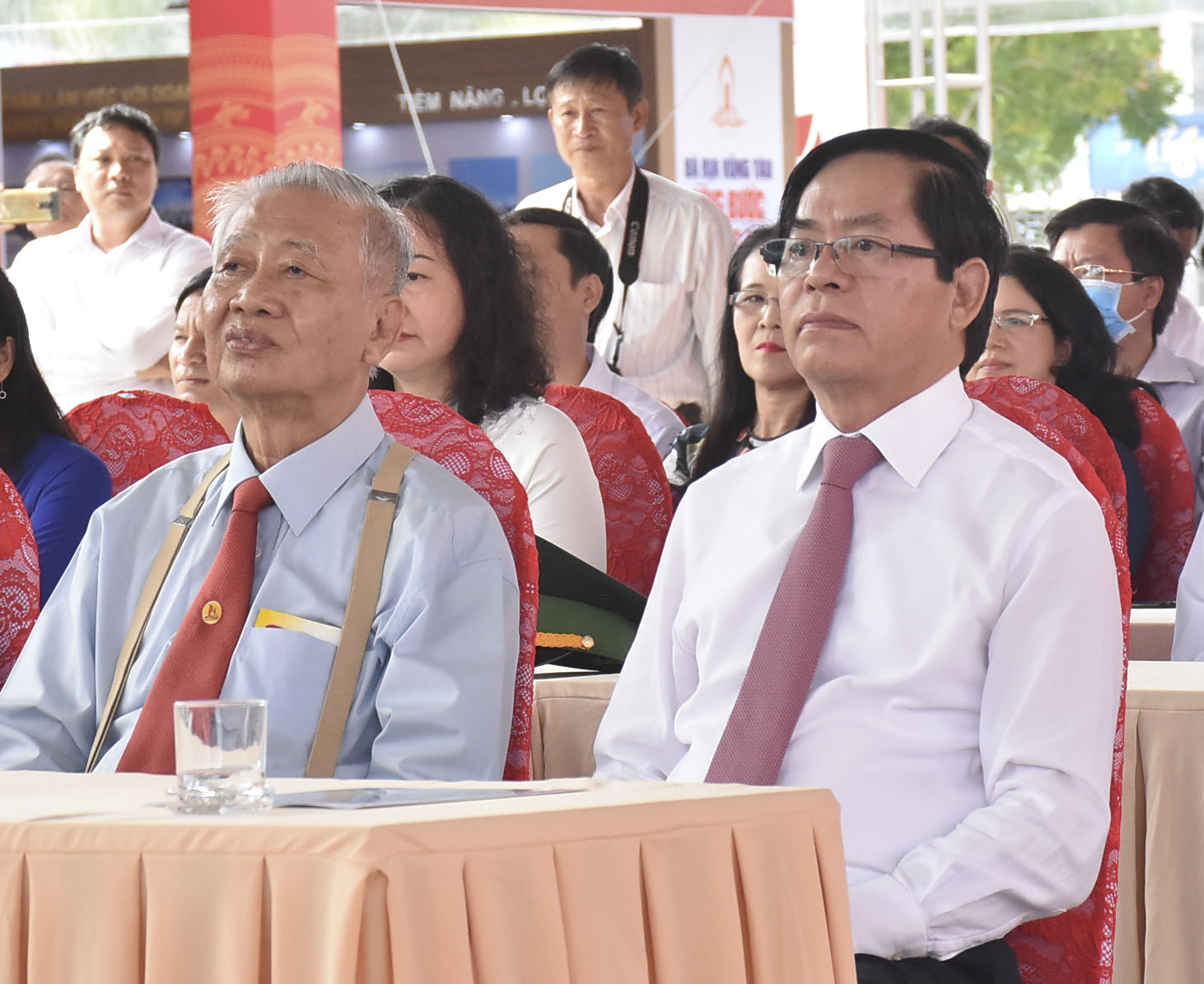 Ông Phạm Viết Thanh (bên phải), Ủy viên Trung ương Đảng, Bí thư Tỉnh ủy và ông Trần Văn Khánh, nguyên Bí thư Tỉnh ủy dự buổi triển lãm.