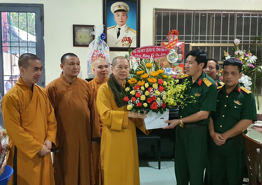 Đại diện Bộ CHQS tỉnh tặng quà cho tổ chức Phật giáo nhân dịp Lễ Vu lan 2020.