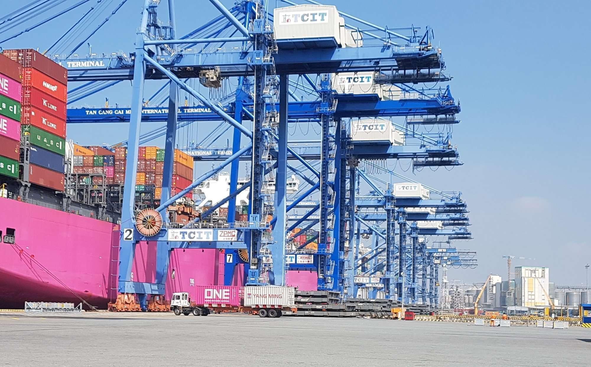Xếp dỡ hàng xuất nhập khẩu tại cảng TCIT.