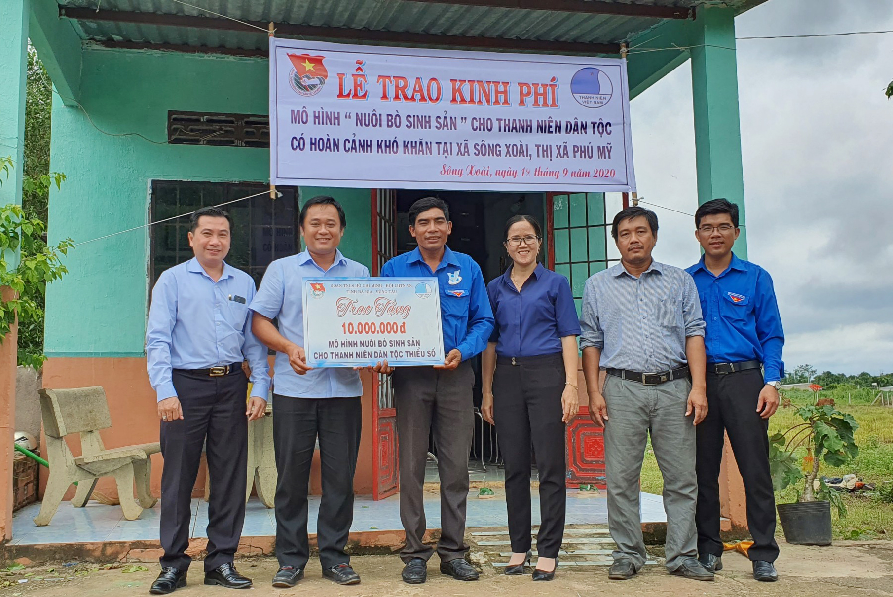 Đại diện Tỉnh Đoàn, Hội LHTN Việt Nam trao số vốn 10 triệu đồng cho anh Dương Văn Sơn.