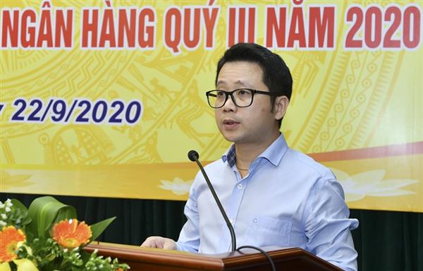 Phó Vụ trưởng Vụ Thanh toán (NHNN) Nghiêm Thanh Sơn trao đổi tại Họp báo. Ảnh:VGP.