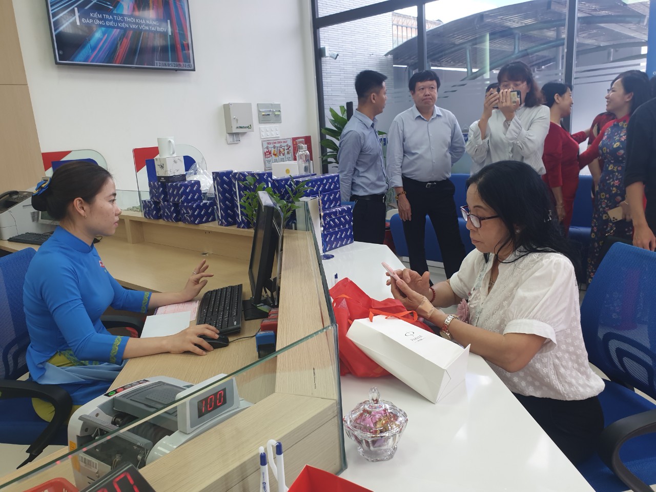 Khách hàng giao dịch tại Phòng giao dịch BIDV Hòa Long, chi nhánh Bà Rịa.