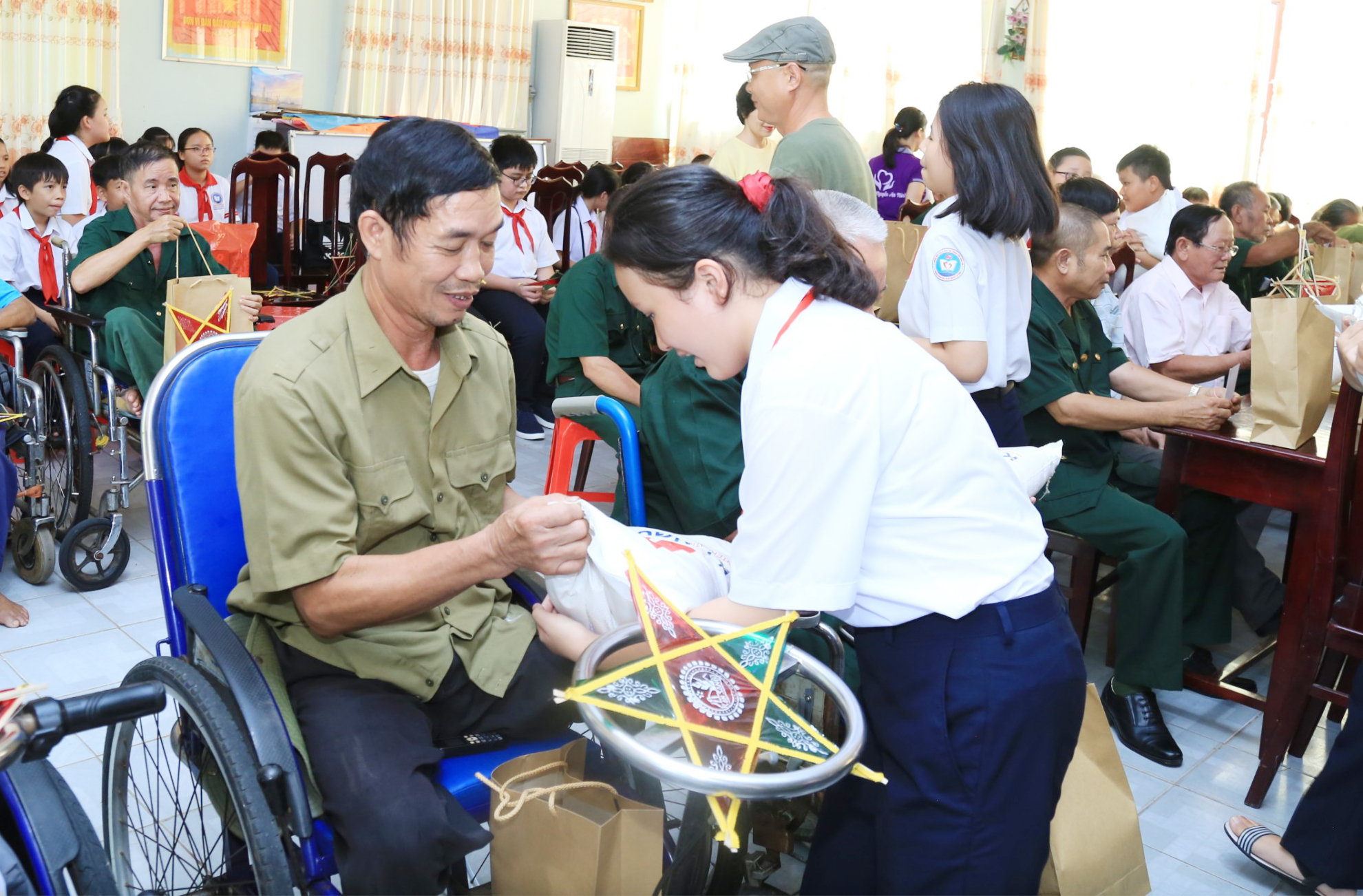 HS Trường THCS Nguyễn An Ninh thăm tặng quà thương bệnh binh tại Trung tâm điều dưỡng thương bình và người có công Long Đất. Ảnh: KHÁNH CHI
